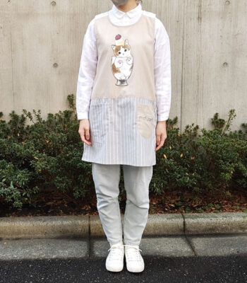 The product title "mofusand エプロン(パフェにゃん グレー)" translates to "mofusand Apron (Parfait Cat Gray)" in English